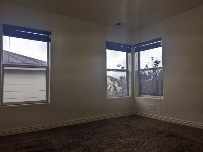 Building Photo - 1477 E Russ Way