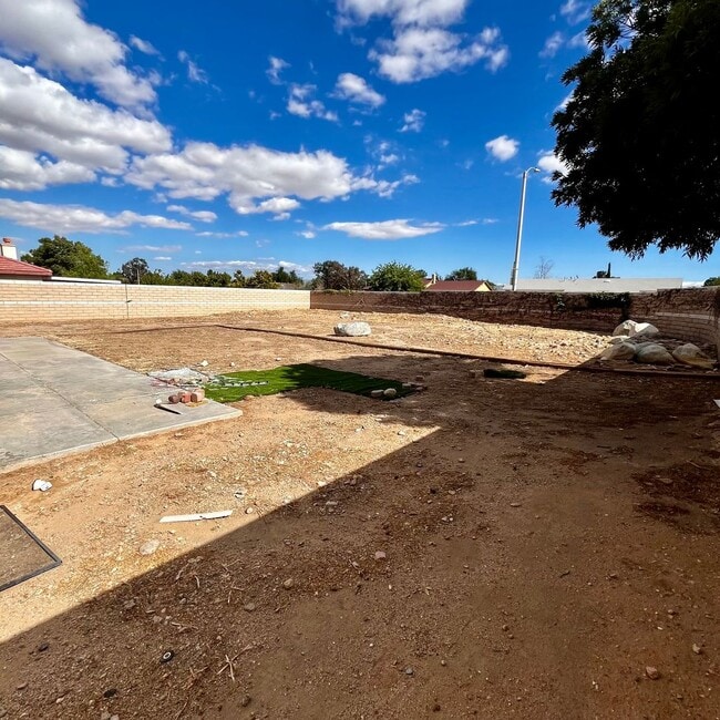 Building Photo - 5 BEDROOM VICTORVILLE HOME