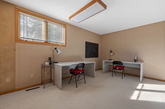 Building Photo - Fully furnished Rental