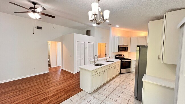 Building Photo - 23 Winding Woods Trail