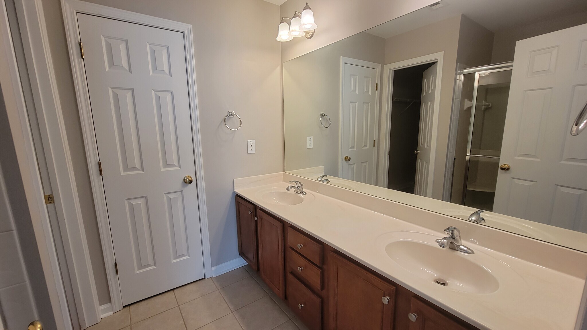 Building Photo - 905 Somerton Pl