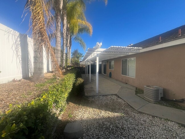 Building Photo - Beautiful upgraded 3 bedroom in Mission Grove!