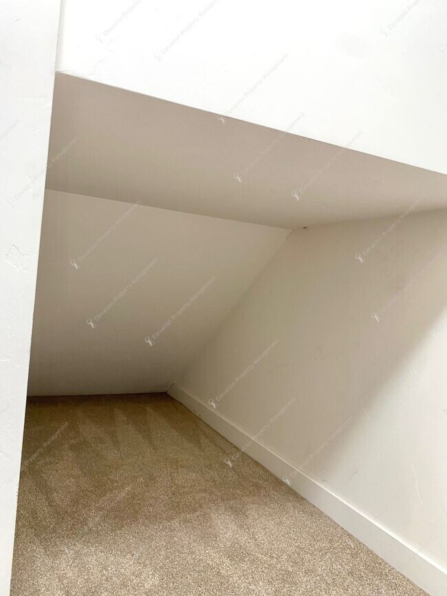 Building Photo - Bright Southeast Bend Home Near Canal Trai...