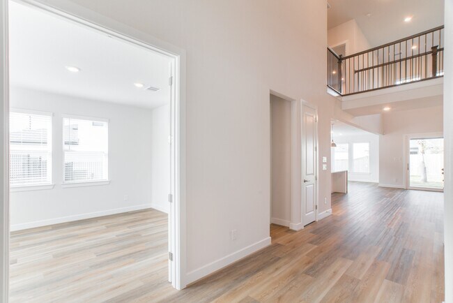 Building Photo - 11 Mariposa Wds Dr