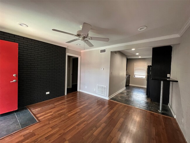 Building Photo - 1501 Hyde Park Blvd