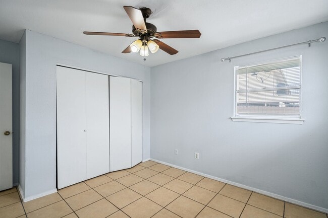 Building Photo - 104 Hackberry Ln