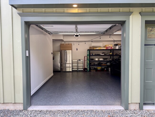 Building Photo - 67 Kings Hwy N