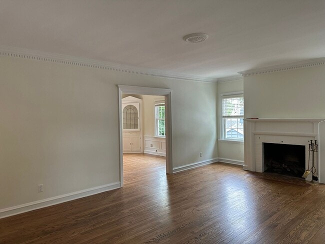 Building Photo - 2227 E Woodstock Pl