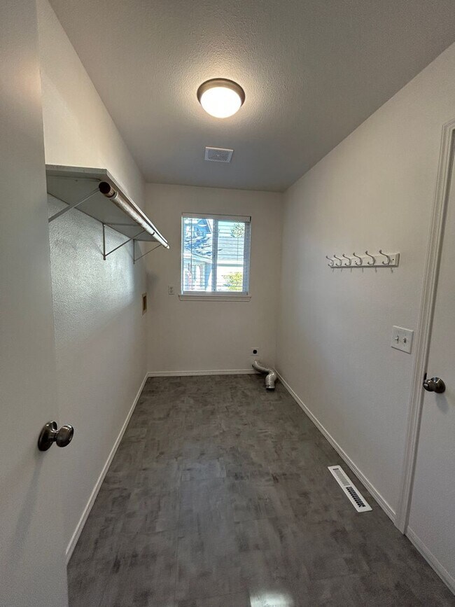 Building Photo - 1073 NE Hidden Valley Dr