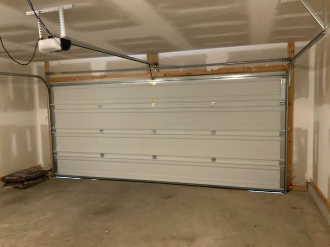 Building Photo - Chelsea Reserve  4 BR / 2.5 Ba / 2 family Room / 2 stories