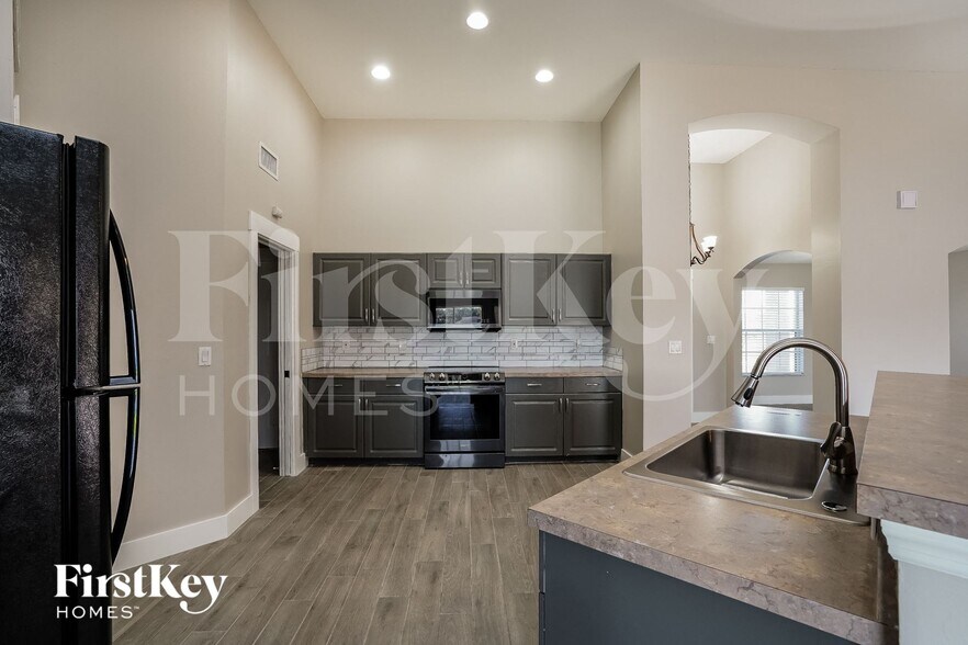 Building Photo - 2117 NE 23rd Ave