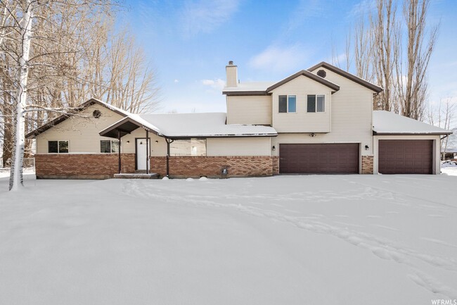 Building Photo - Beautiful home in Eden with amazing views ...