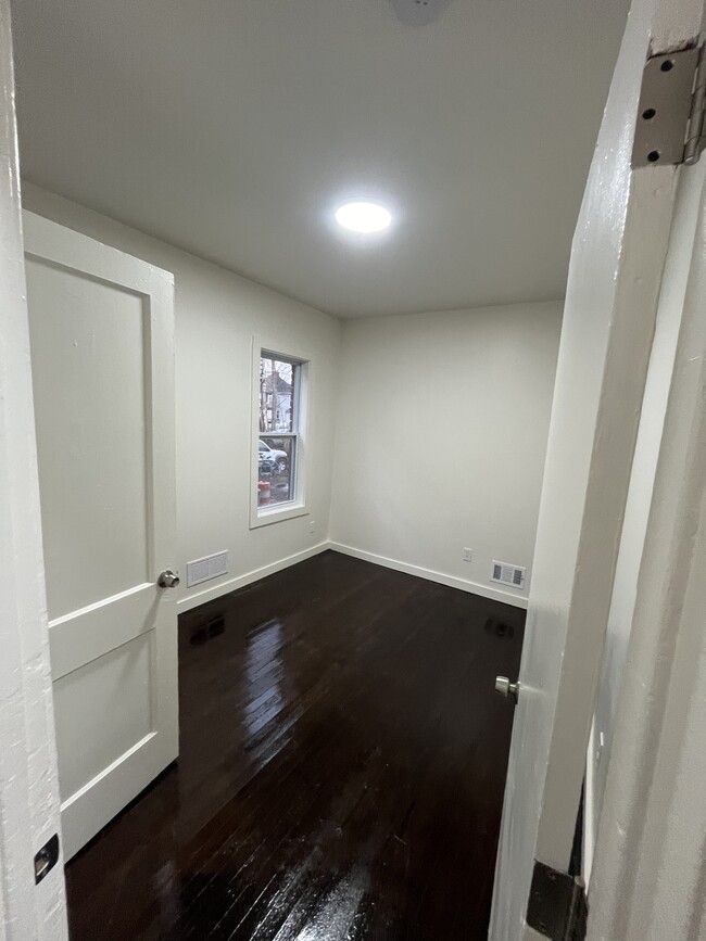Building Photo - 4566 Seebaldt St