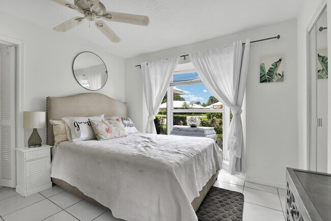 Building Photo - 450 French Royale Cir