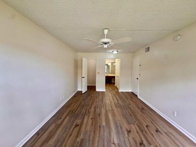 Building Photo - 9815 Pineapple Tree Dr