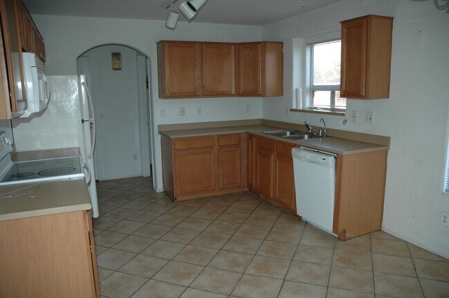 Building Photo - Spacious 3 bedroom, 2.5 bathroom