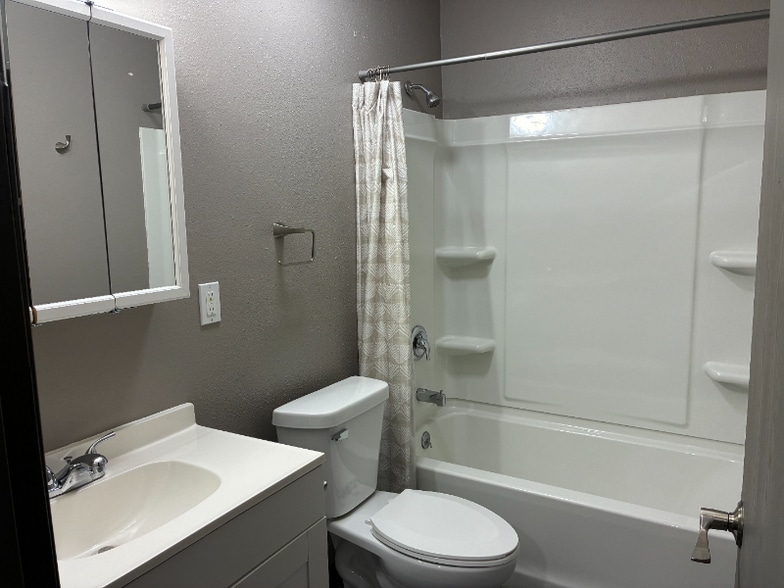 Building Photo - 501 S Cedar St