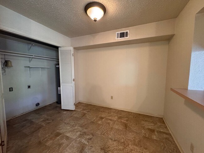 Building Photo - Super Cute Townhouse!