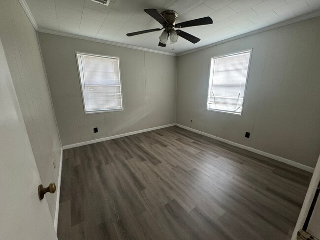 Building Photo - Cute Frame Home in Grand Ridge, Florida