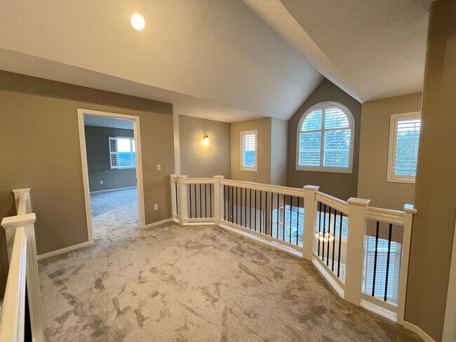 Building Photo - Immaculate 4 bedroom, 3.5 bathroom, tri-level Home in Tigard!! Expansive Views, Office space, Gam...