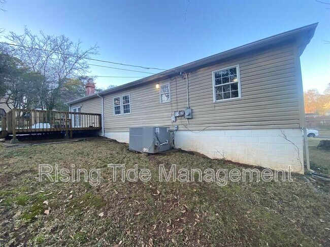 Building Photo - 620 Lee Rd