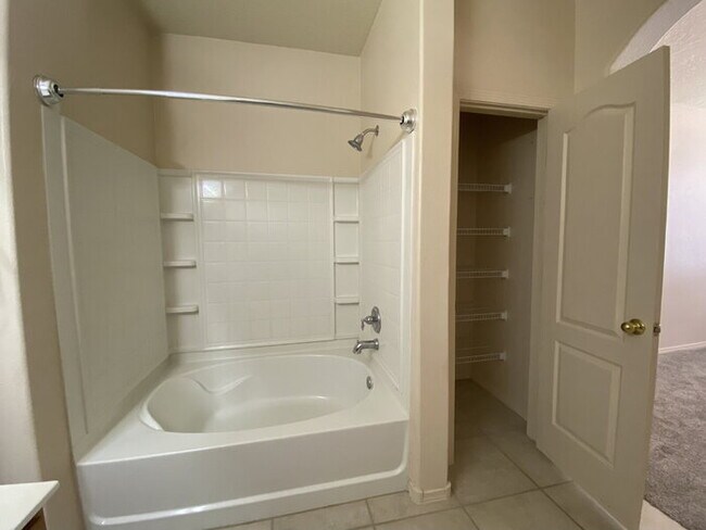 Building Photo - Spacious 3BR w/Office in the Cabezon Subdi...