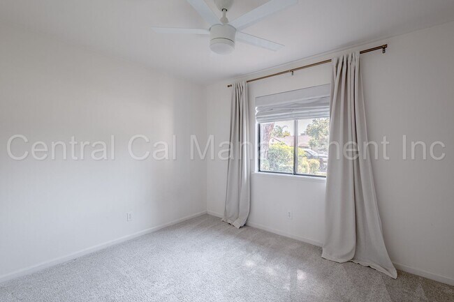 Building Photo - 4 Bedroom/2 Bath Home with a Pool and Sola...