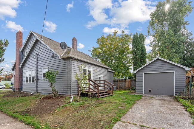 Building Photo - Spacious 6 Bed 2 Bath Home- N Portland Charmer!