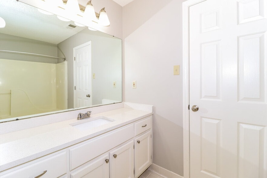 Building Photo - 6962 Lagrange Cir N