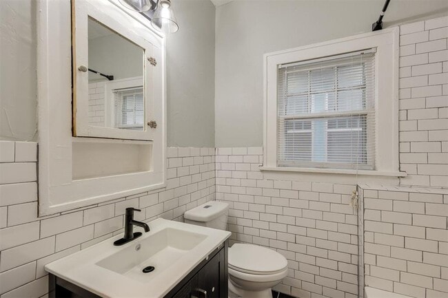 Building Photo - 2611 N Shartel Ave