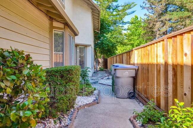 Building Photo - 1999 Garden Bing Cir