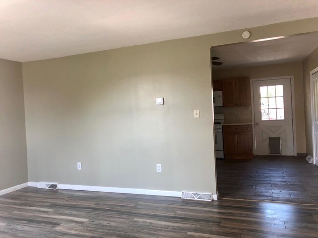 Building Photo - 423-425-425 Moss St