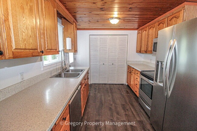 Building Photo - 1202 44th St SE