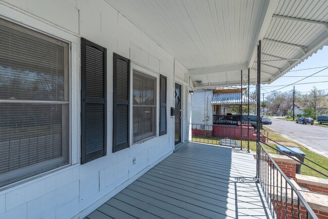 Building Photo - Updated 2 BD/ 2 BA home in Harrisburg avai...