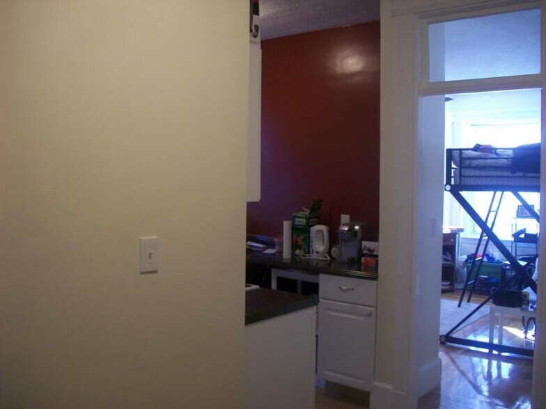 Building Photo - 463 Park Dr