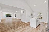 Building Photo - Paint Street Home