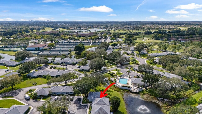 Building Photo - 206 Club Dr