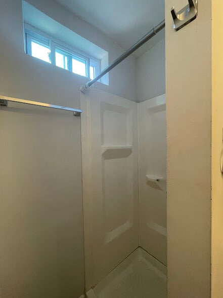 Full Bathroom - 4224 Powelton Ave