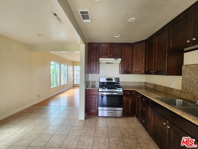 Building Photo - 5264 Cahuenga Blvd