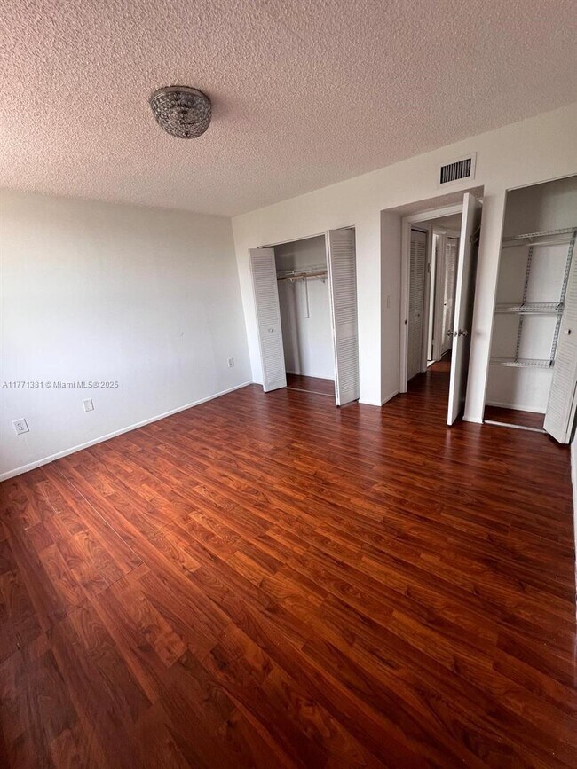 Building Photo - 1074 W 38th St