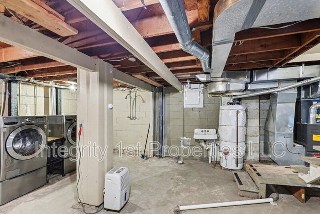 Building Photo - 211 SE 7th St