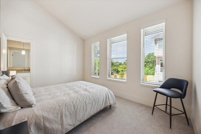 Building Photo - 5903 Urban Pnes St