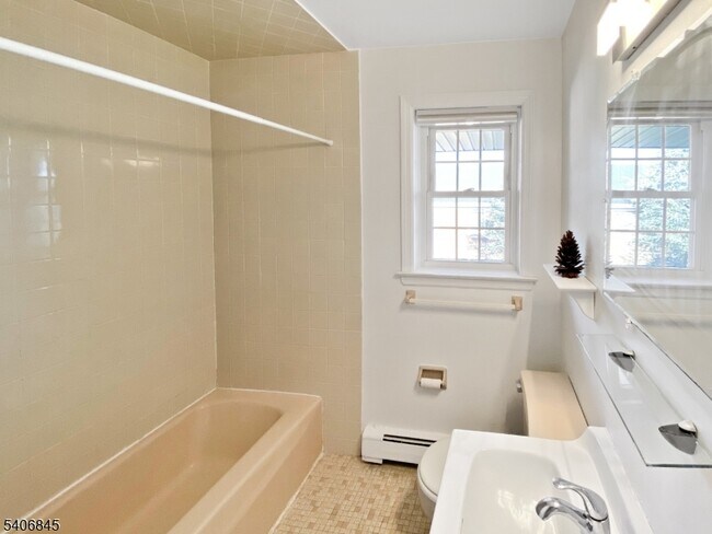 Building Photo - 605 Grove St