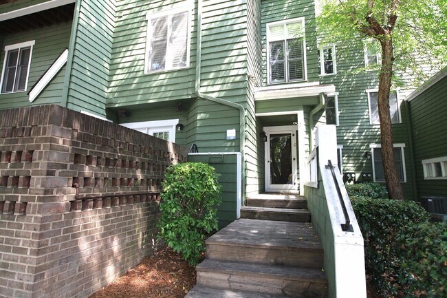 Building Photo - COMING SOON:2 bedroom townhome in Uptown Charlotte!