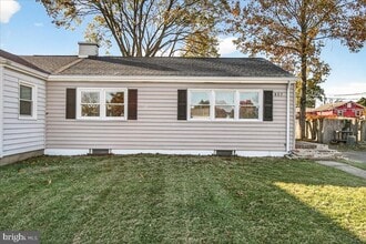 Building Photo - 807 Montclaire Ave