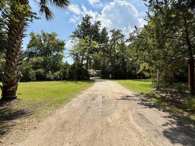 Building Photo - 3 bedroom, 3 bath Luxury Living Along the ...