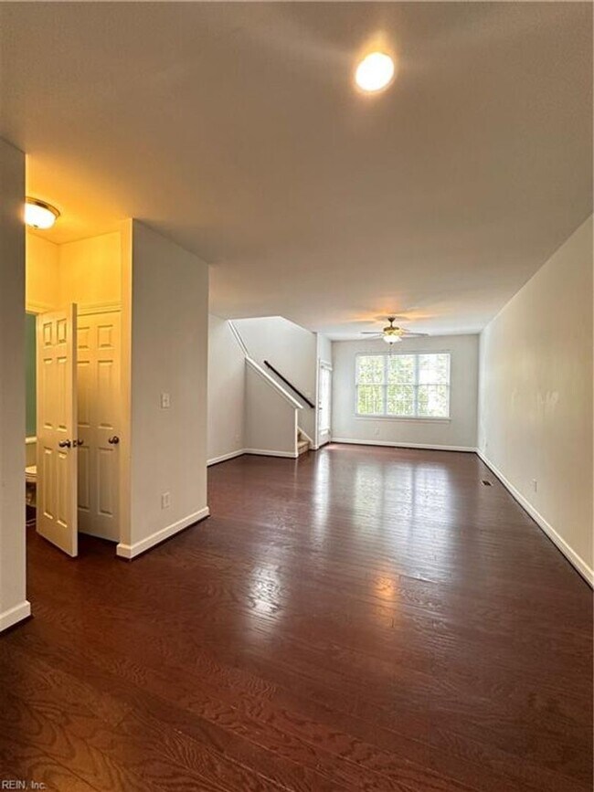 Building Photo - New Town