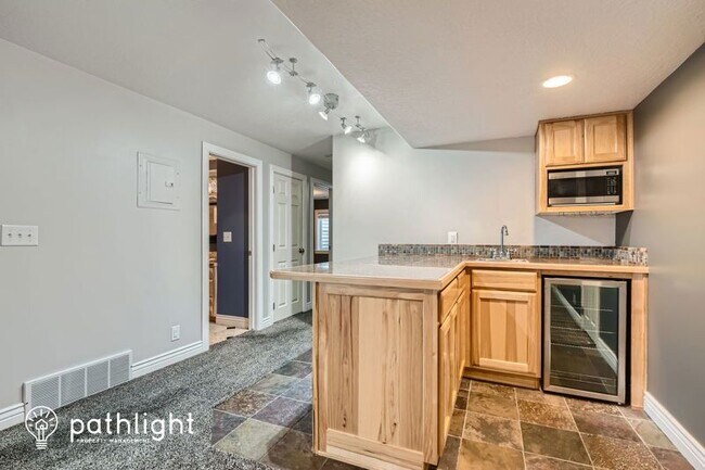 Building Photo - 193 1375 N