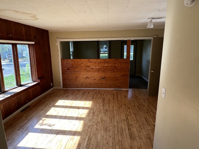 Building Photo - 210 6th St