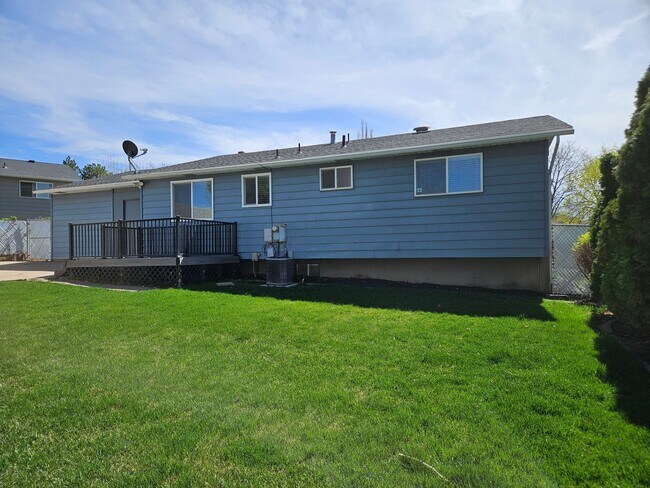 Building Photo - Beautiful 3 Bed/3 Bath Home